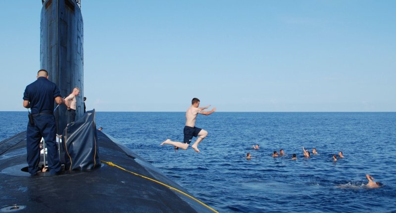 Моряки загорают на подводной лодке
