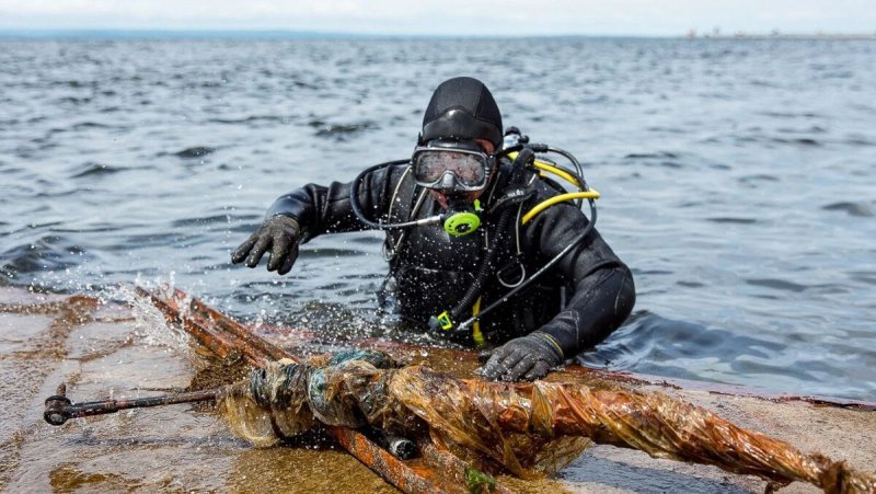 Водолаз работает