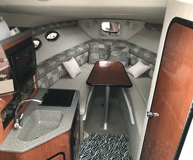 Катер Crownline 220 салон катера