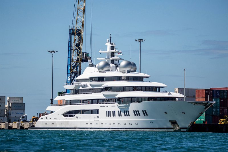 Суперъяхта Amadea