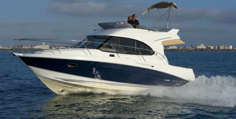 Моторная яхта Beneteau