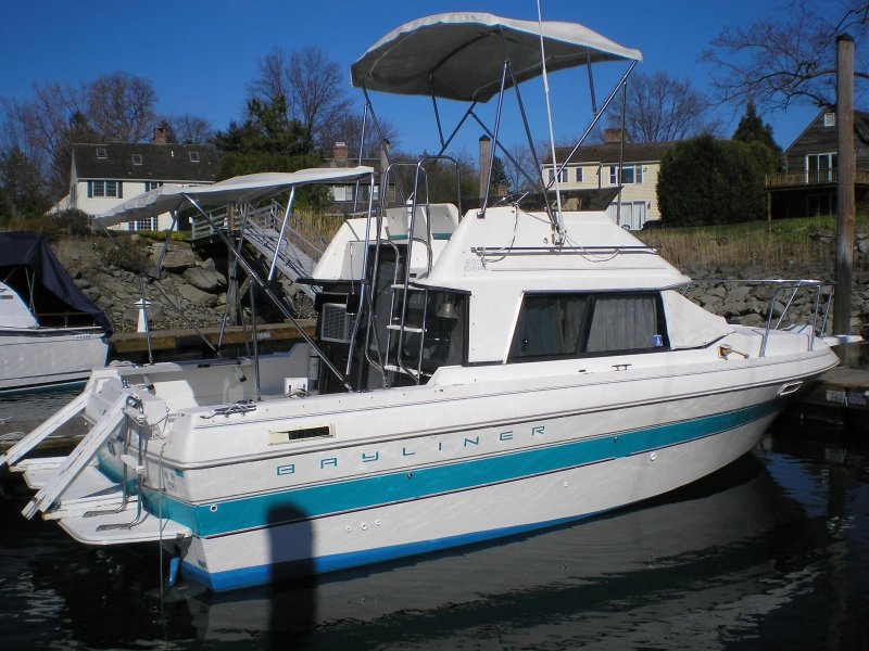 Морской катер Bayliner 2556 Флайбридж
