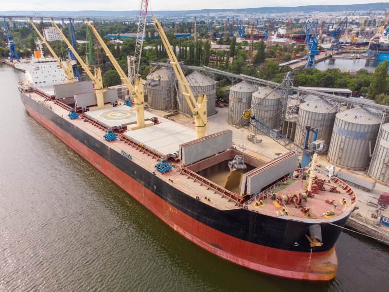 Корабли с зерном идут из Украины в Босфор