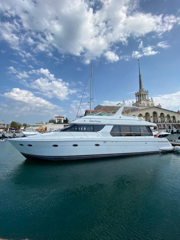 Яхта Vela