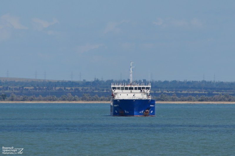 Водный мир старик в танкере