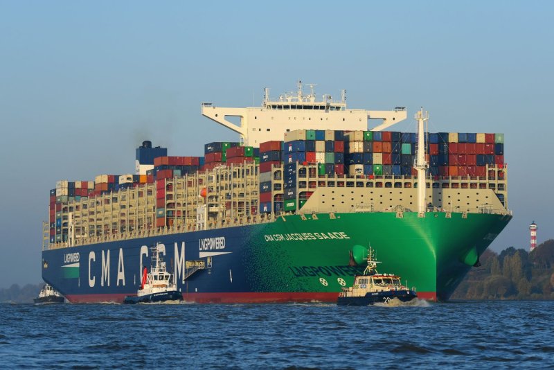 Судно "CMA CGM Jacques Saadé" - 23 000 teu.