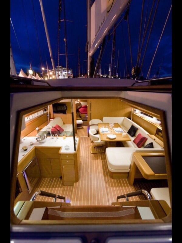 Sailing Yacht a внутри