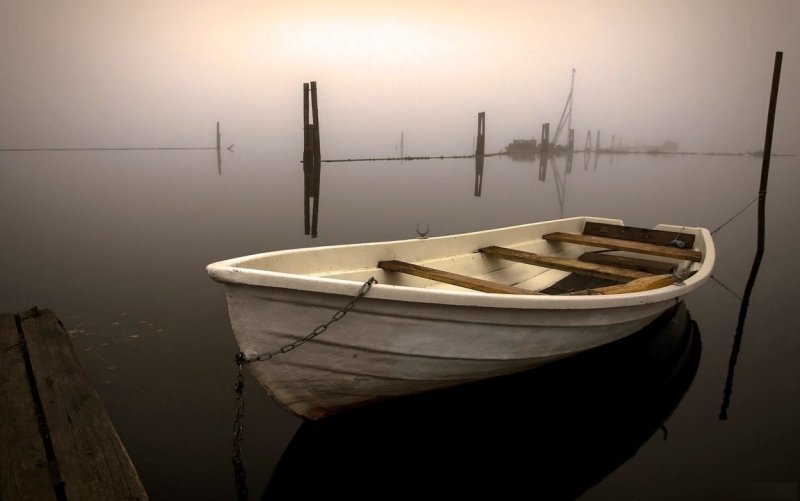 Лодка деревянная на воде
