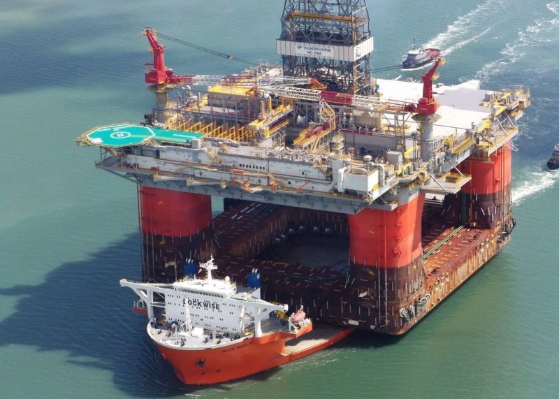 Самый большой в мире корабль - док (Dockwise Vanguard)