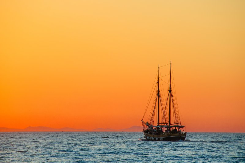Морской закат с кораблем