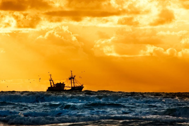 Рыбацкие корабли в море