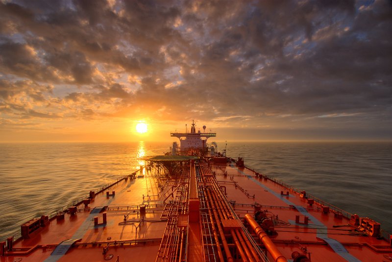 Палуба нефтеналивного танкера
