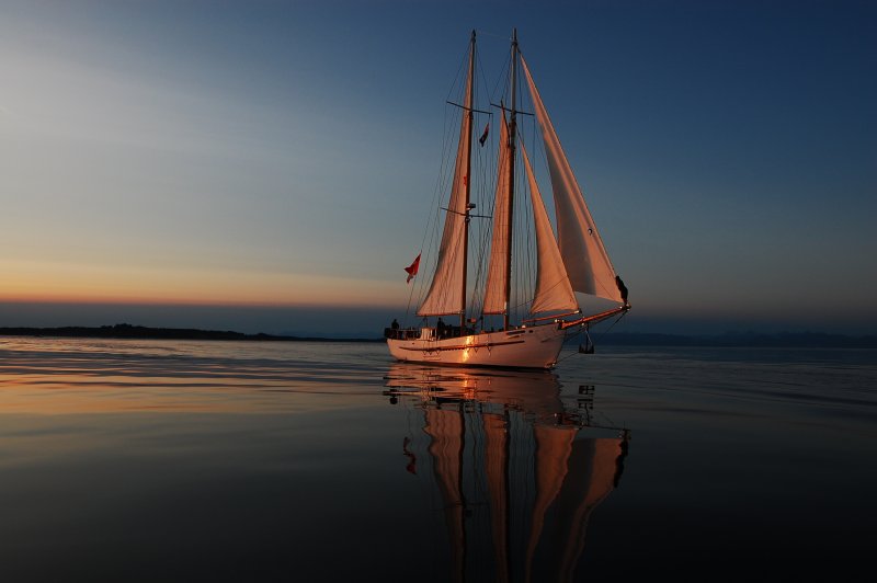 Парусная лодка в море