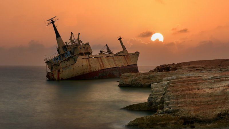Кораблекрушение ночью в море
