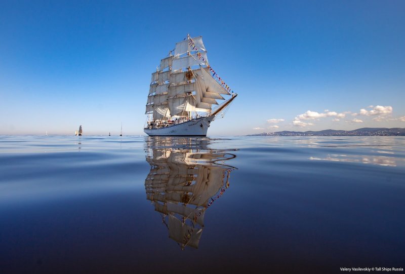 Красивый Парус в море