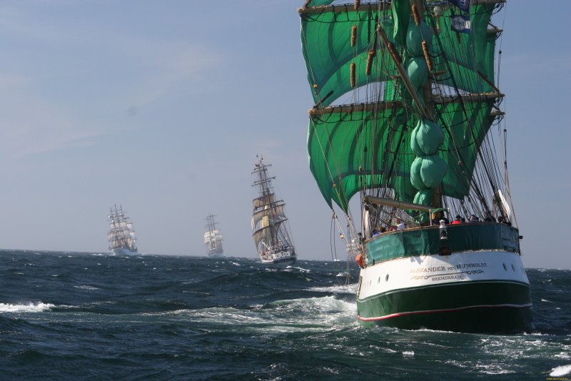 Парусник в море