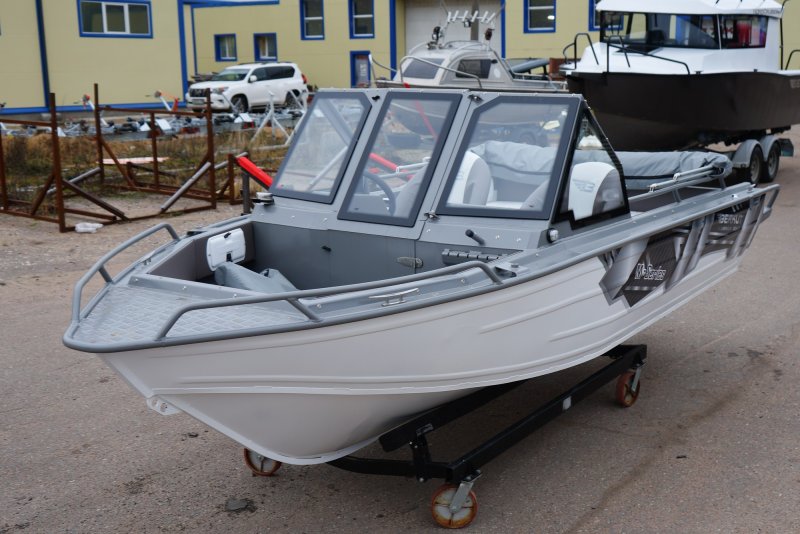 Серый цвет катер Berkut m-DC