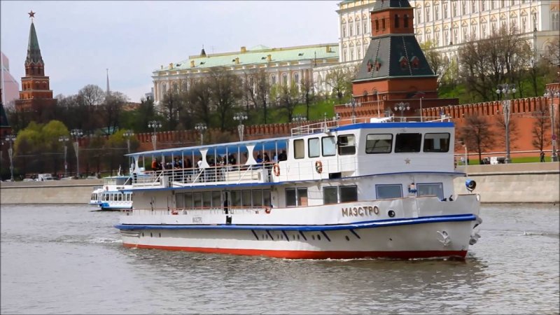 Двухпалубном теплоходе «маэстро»