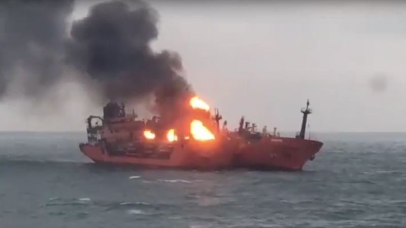 Взорванный танкер на Азовском море
