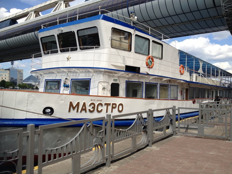 Теплоход маэстро прогулка по реке Москве