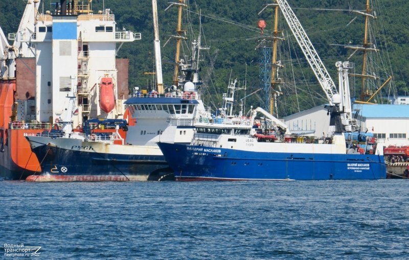 Сухогруз в море