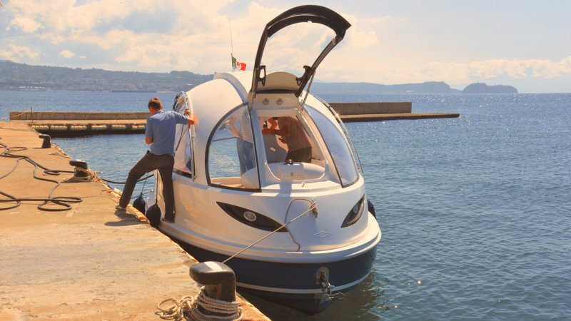 Футуристический катер Jet Capsule