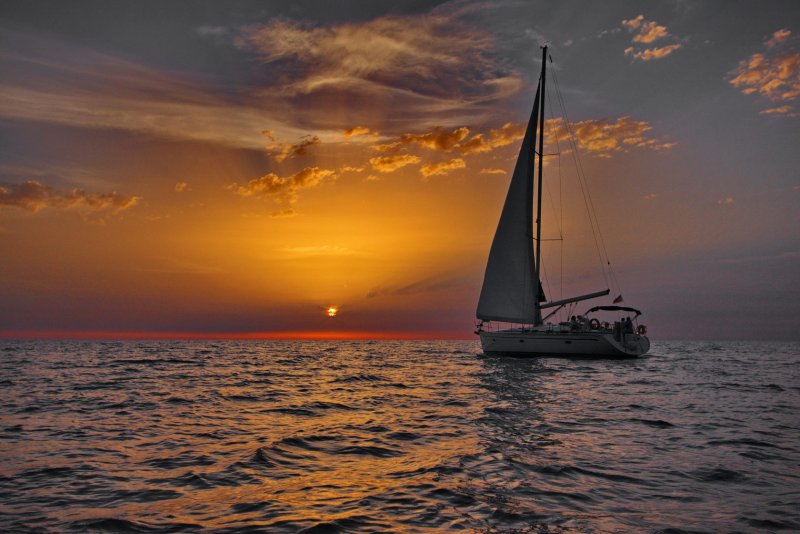 Вечер закат море яхта