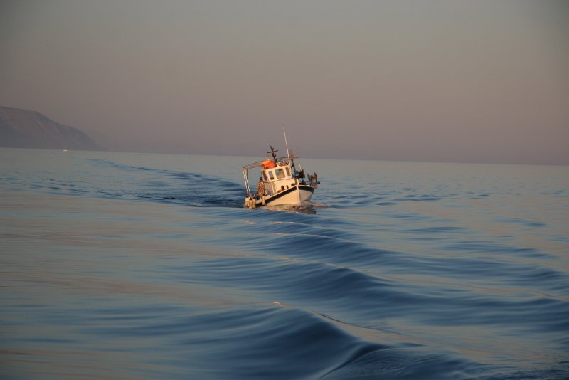 Рыболовецкий Баркас в море
