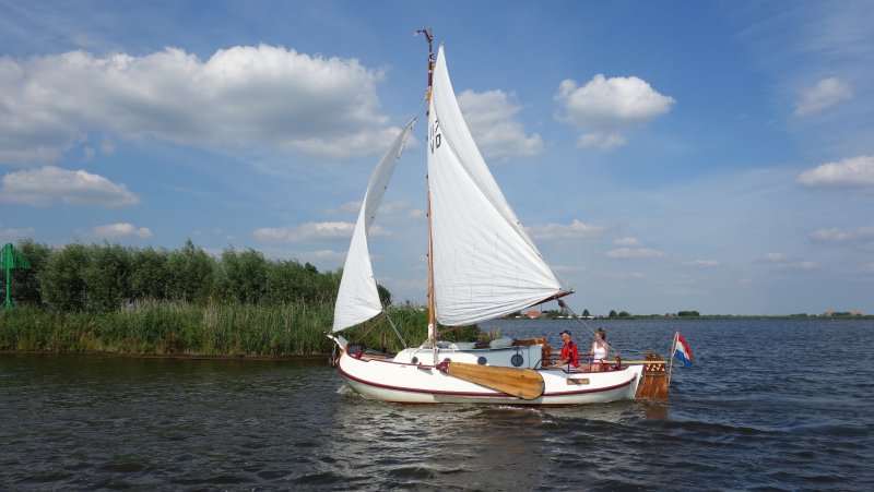 Лодка с одним парусом