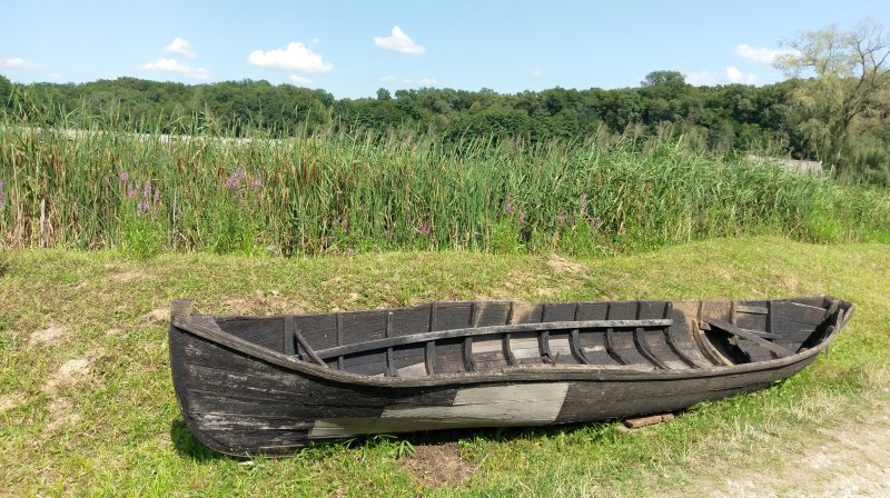 Старая деревянная лодка