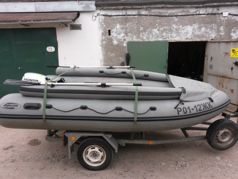 Лодка Фрегат 390 с таргой