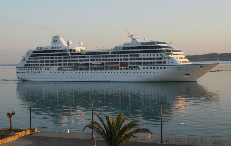 Azamara Pursuit лайнер
