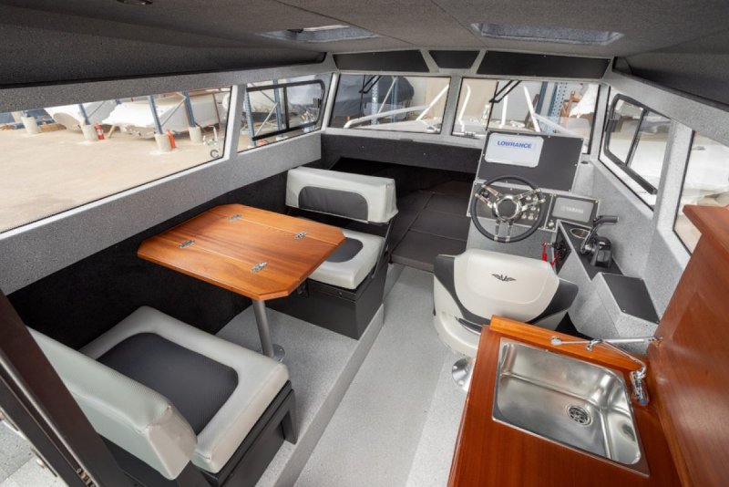 Катер Voyager 700 Cabin