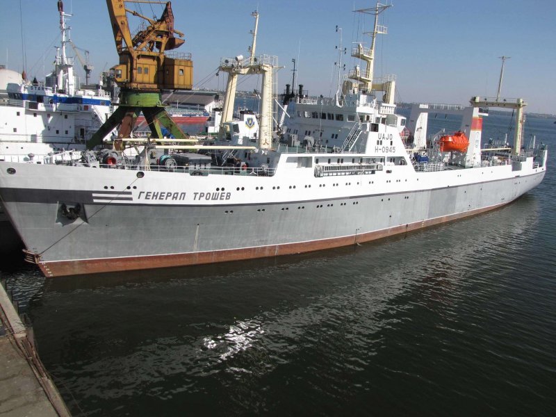 Большой морской рыболовецкий траулер
