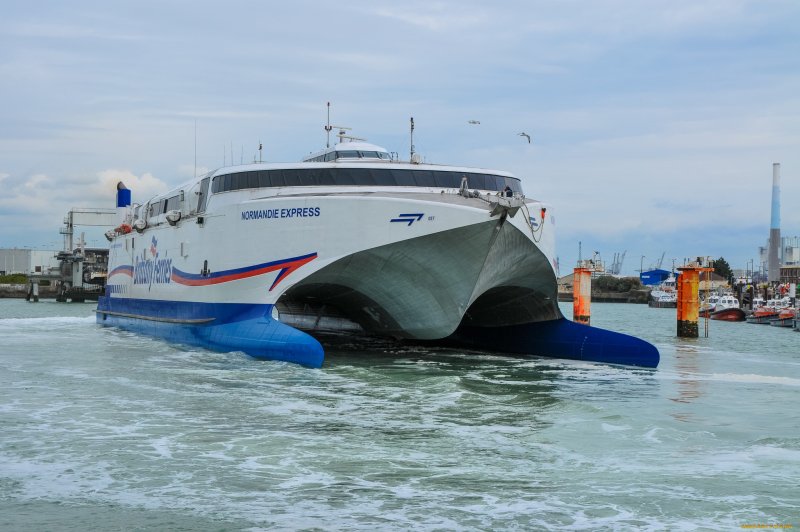 Судно катамаран