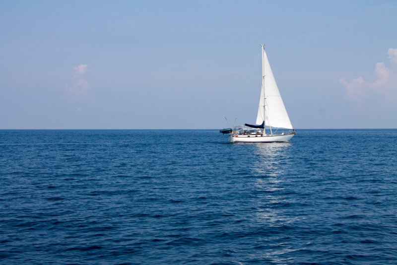 Маленький корабль в море