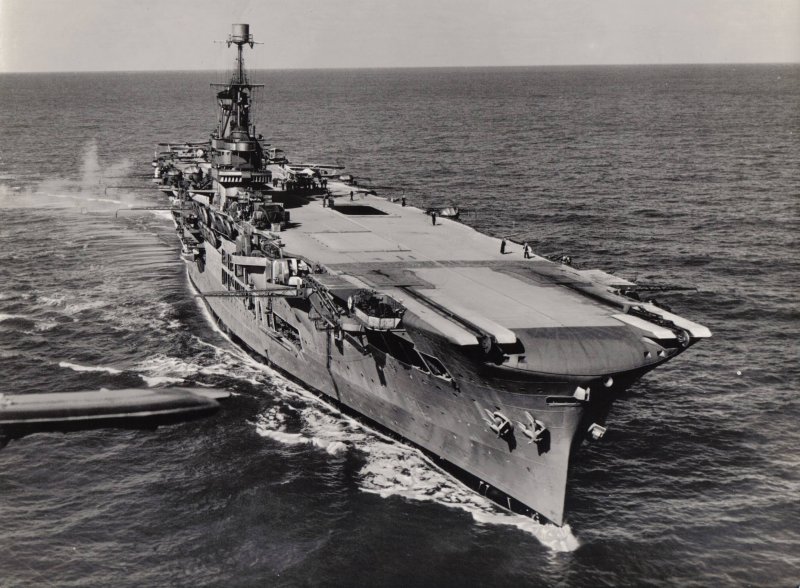 Авианосец HMS Ark Royal