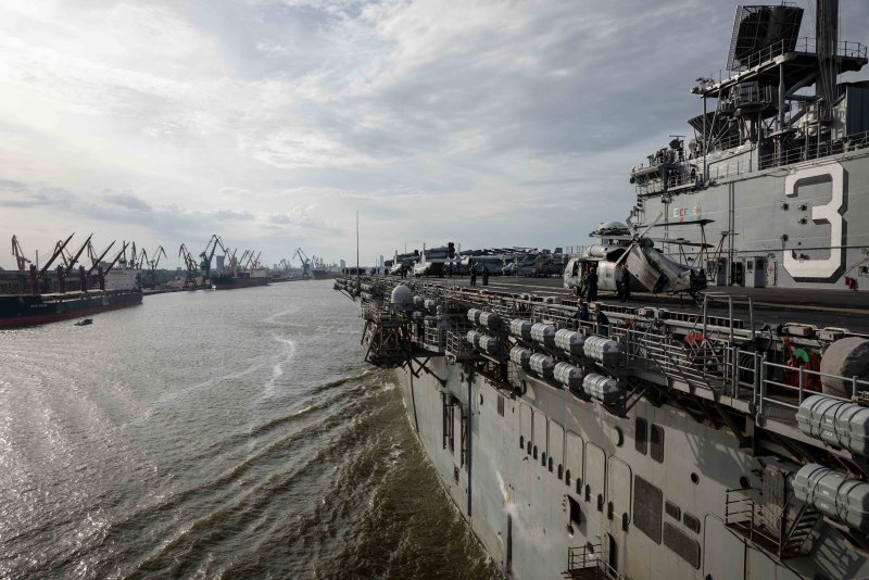Экипаж авианосца ВМФ США