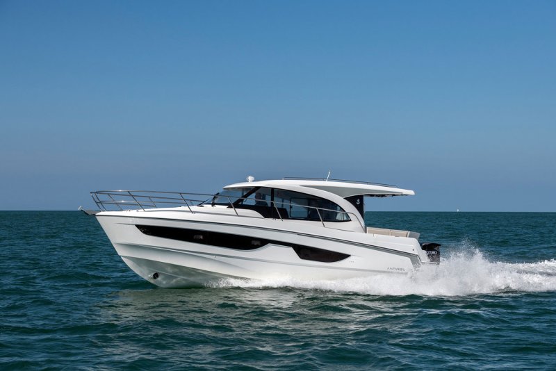 Катер Beneteau Antares 11