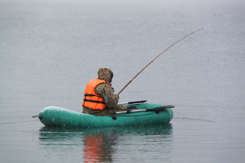 Рыбалка в море на резиновой лодке