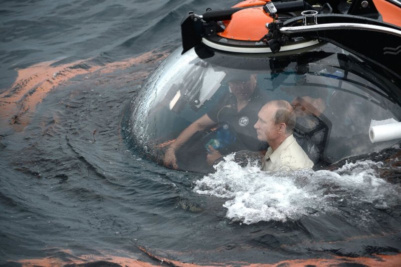 Владимир Путин в батискафе в черном море
