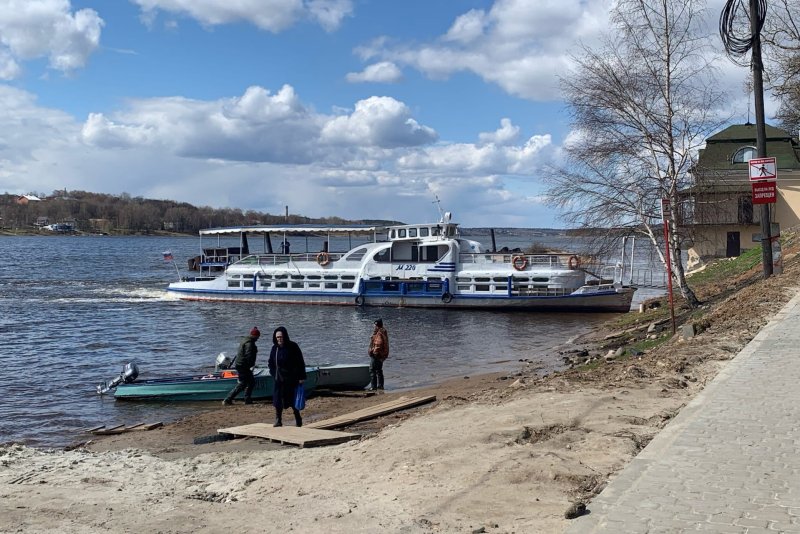 Затонул теплоход на Волге