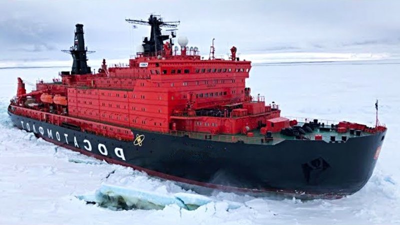 Корабли ледоколы ломают лед