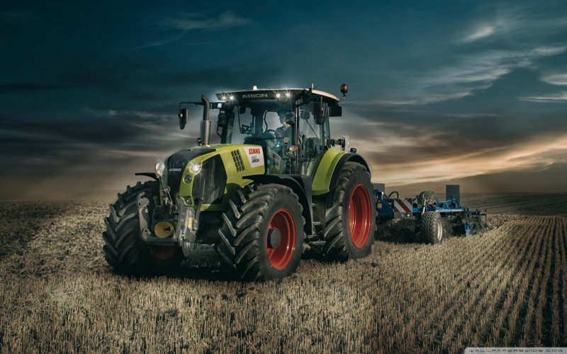 Старый трактор CLAAS