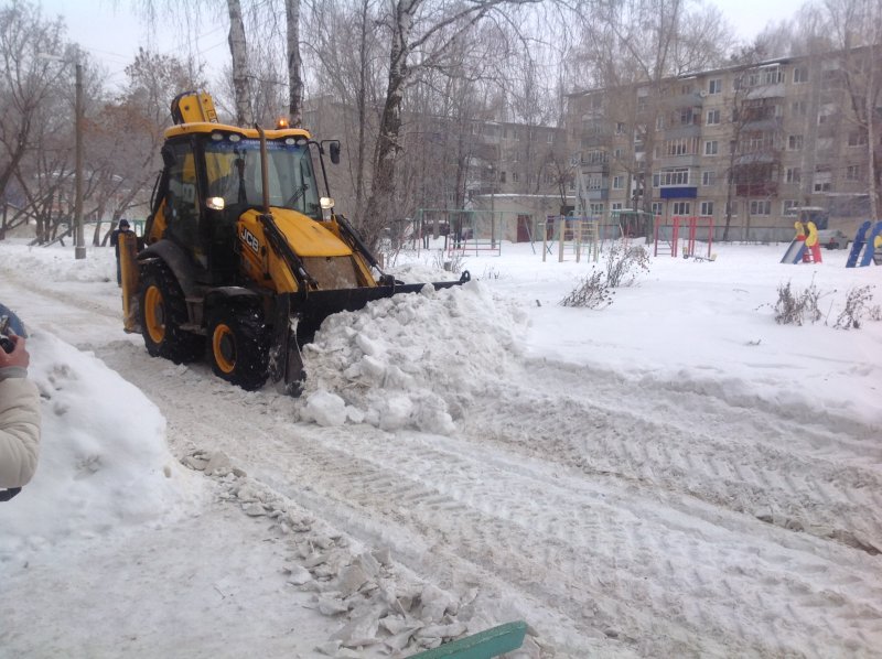 Трактор JCB убирает снег