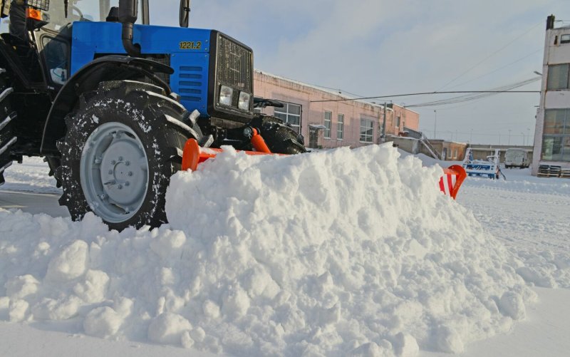 Трактор МТЗ 82 уборка снега