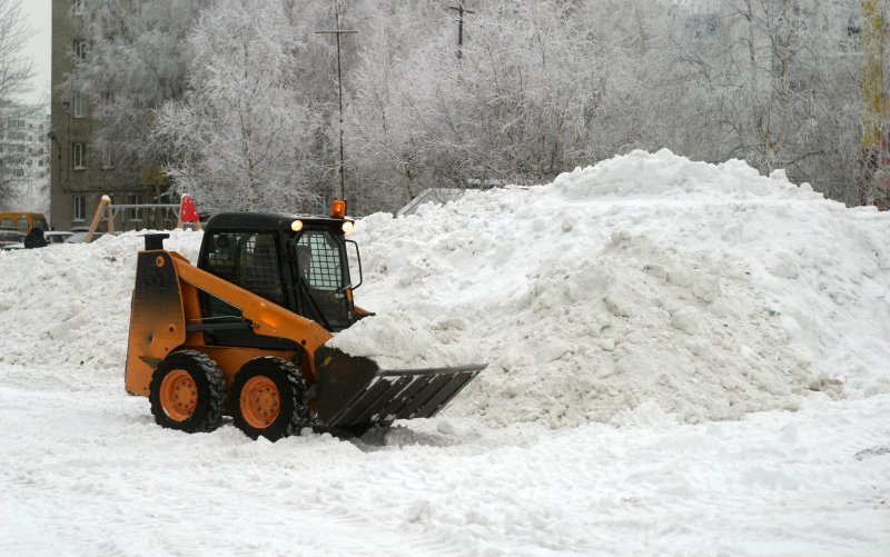 Мини погрузчик JCB 135 уборка снега