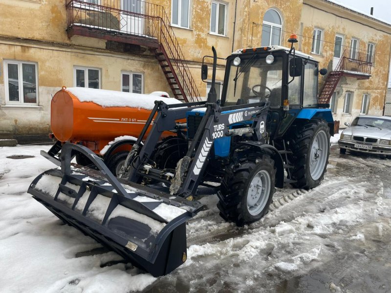 Трактор для уборки снега