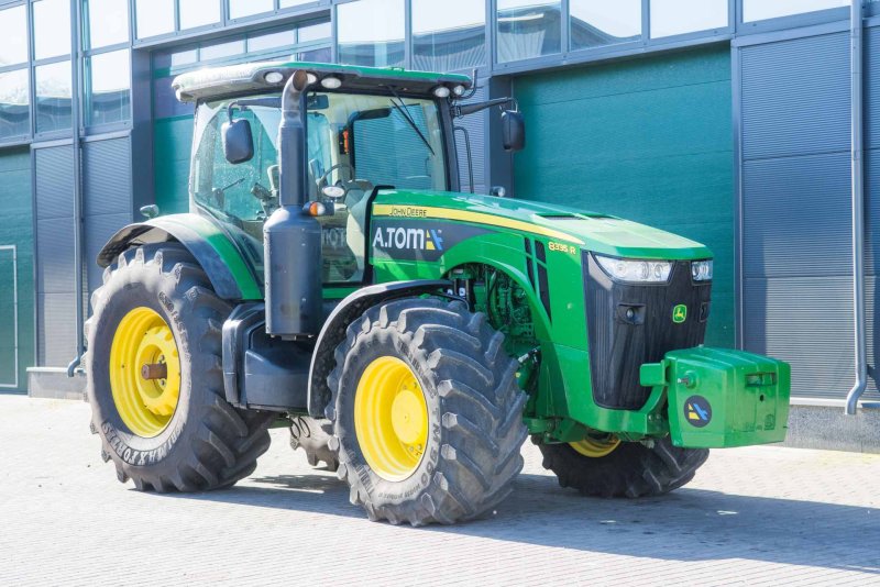 Трактор JD 8335r
