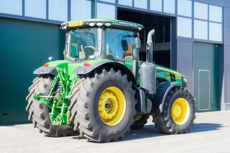 Трактор JD 8335r